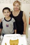 Yamile Everardo Luján Cisneros en compañia de su mamá, Susana Luján, quien le preparó una alegre reunión por su noveno cumpleaños en días pasados.