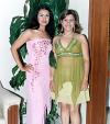 17 de junio 
 Yesenia González y Amelia Ibarra, captadas en reciente festejo social.
