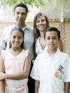 Jorge Nahle Hernández y Begoña de Nahle con sus hijos Nessim y Bego