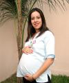 Rosalinda Ortiz de Andrade espera el nacimiento de su primer bebé, y por ello disfrutó de una bonita fiesta de canastilla..