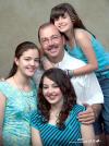 M.V.Z. Juan Manuel Rodríguez Melhem con sus hijas Tensy, Natalia, y Sady, en una fotografía con motivo del Día del Padre.