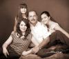 M.V.Z. Juan Manuel Rodríguez Melhem con sus hijas Tensy, Natalia, y Sady, en una fotografía con motivo del Día del Padre.