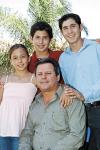 Hugo Gerardo Almeda Vallejo con sus hijos, la pequeña María Belem y Andreu