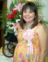Brenda Román de Ortiz espera su primer bebé, que será niño.