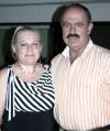 Patricia Sepúlveda de Díaz acompañada por su esposo Francisco Díaz, en la reunión que se le ofreció con motivo de su cumpleaños.