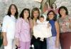21 de  junio
La pequeña Paulina acompañada de su mamá, Cecilia Aguilar, y sus madrinas Blanca Muñoz, Lucy Trasfí, Gabriela Guerrero y Juanis Soto.