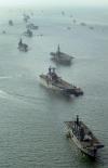 Diecisiete barcos de cinco países realizaban un simulacro de batalla naval frente a la costa sur de Inglaterra, con ocasión de celebrarse el bicentenario de la batalla de Trafalgar, durante la cual el almirante Horatio Nelson barrió con las armadas de Francia y España y aseguró a Gran Bretaña el dominio de los mares durante más de un siglo.