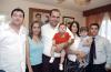 Ezabi Rangel acompañada por un grupo de amigas y familiares, en la merienda que le ofrecieron por el futuro nacimiento de su bebé.