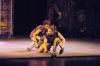 Stomp empezó a bailar en Brighton, Inglaterra. Luke Cresswell y Steve McNicholas fueron los creadores de esta peculiar manifestación urbana, que actualmente se presenta con regularidad en Nueva York.
