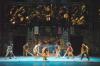 Stomp no es precisamente una sinfonía de instrumentos, ni una coreografía dancística. Es más bien un grupo rítmicamente coordinado, con personalidades bien definidas que el público puede apreciar a simple vista.