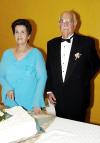 Tan enamorados como hace 50 años, los señores Pedro y Guadalupe Hernández festejaron su aniversario de Bodas de Oro.