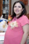 Grisel Martínez de Ortiz espera el nacimiento de su segundo bebé y por ello su mamá, Alicia  Romero de Martínez, le ofreció una fiesta de canastilla.