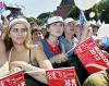 La noticia sobre la eliminación de Moscú suscitó un respiro de alivio entre algunos de los participantes del gran espectáculo en la cuesta de San Basilio en el que participaron políticos, destacados deportistas y estrellas de la música pop rusos.

'Si Moscú hubiese sido elegida, esto supondría que en 2012 tendríamos mucho más trabajo', dijo un sargento de policía que formaba parte del cerco de seguridad en el lugar de concurrencia popular.