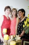 La festejada acompañada por su mamá, Ana María Samperio de Chávez y su suegra, Lydia Hidalgo de Murillo.