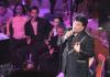 Juan Gabriel se dio el lujo de “cederle” el micrófono a la gente para que fuera ella quien entonara sus canciones, se permitió pararse frente a su público sin hacer ni decir nada con el sólo objetivo de disfrutar la imagen de un palenque abarrotado que lo aclamaba sin cesar... honor a quien honor merece, honor a Juan Gabriel.