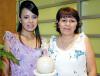 Adriana Bernal González junto a su mamá Araceli González de  Bernal, quien le ofreció una fiesta de despedida de soltera.