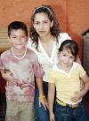 Brenda López de Reyes, en compañía de sus hijos Andrés y Bárbara Reyes López, en reciente festejo infantil.