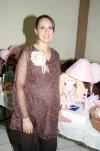 11 de julio 2005
Salma de Puentes recibió múltiples felicitaciones por el bebé que espera, en la fiesta de canastilla que le organizó Olivia García.