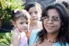 14 de julio 2005
Alejandra de Marroquín con sus hijos Mariana y Ale Marroquín, en reciente festejo.