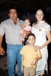 José Alan Romo y Claudia Izquierdo de Romo, con sus niños José Alan y Claudia Itzel.