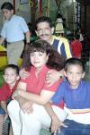 Santos Ortega y Cristina de Ortega con sus hijos Christian y Aarón Ortega Galván, en reciente convivio.