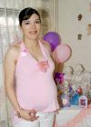 Irma Cáceres de Sánchez espera el nacimiento de su primogénita para el próximo mes de agosto, y por ello un grupo de familiares le ofreció una fiesta de canastilla.