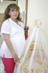 Miriam Mendoza de Ramos recibió lindos obsequios para el bebé que espera, en la reunión que le organizó Concepción Soto.