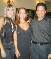 Héctor Ramos y Lorena Ramos, acompañados de Lupita Jones, durante el evento de Nuestra Belleza Coahuila 2005.