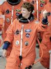 Eileen Collins es la encargada de la delicada tarea de encabezar la tripulación del 'Discovery.

Esta mujer es una experimentada astronauta de 49 años, y esta responsabilidad no es nueva, pues en 1999 encabezó la tripulación del desaparecido transbordador 'Columbia' en una misión para reparar el telescopio espacial Hubble.