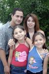 Sandra Rojas captada con sus sobrinos Andrea y David Campos Rojas, en un agradable convivio.
