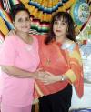 Glenda Quintero Carillo acompañada de su mamá el día del festejo que le ofrecieron por el nacimiento de su bebé.