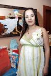 Ana Lilia Treviño Ortiz fue felicitada por el próximo naxcimiento de su primer bebé.