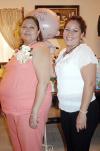 Mónica Lucero Villa Márquez espera el nacimiento de su bebé, y por ello Laura de Sánchez le ofreció una fiesta de canastilla.