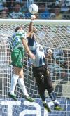 Bruno Marioni abrió el marcador a los 19 minutos, al aprovechar una pérdida de balón del debutante Rafael Grimaldo y sorprender con tiro largo de casi 30 metros de distancia al arquero Mauricio Caranta, quien nada pudo hacer al encontrarse adelantado.