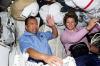 La comandante del 'Discovery', Eileen Collins le dijo al presidente de EEUU, George W. Bush, que los astronautas están 'muy orgullosos' de su misión mientras preparan, a 385 kilómetros de la Tierra, una reparación sin precedentes.