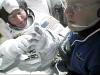 Los astronautas del Discovery, el estadounidense Steve Robinson, y el japonés Sochi Noguchi, regresaron a la Estación Espacial Internacional (ISS) tras un exitoso trabajo en el espacio abierto.