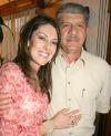 04 de agosto 2005
Nancy Kury junto a su papá Antonio Kury, en reciente festejo familiar