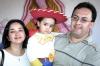 La pequeña Stefy Rivera Tabares con sus papás en su fiesta de cumpleaños.
