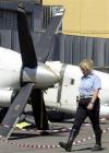 Los equipos han conseguido rescatar del mar objetos personales de los viajeros y nuevas piezas del avión, que serán estudiadas, aunque la parte de delante y la cola se han hundido en una zona en la que la profundidad es de unos 1,200 metros.