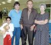 06 de agosto 2005
Héctor Venegas viajó a San Diego y lo despidieron Patricia y Héctor Venegas.