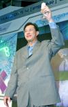 El presidente de la compañía de telecomunicaciones Shin Satellite PLC, Boonklee Plangsiri, brinda con champán por el exitosos lanzamiento.