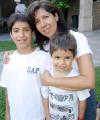 10 de agosto 2005
 Mariam Talamás, con sus hiji}os Santiago y Juan Diego Talamás.