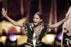 Gwen Stefani quien recibió su premio de manos de Halle Berry dijo sentirse sumamente emocionada y contenta.