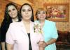 Contesina Cabello Perales acompañada de su mamá y su hermana el día de su festejo de despedida