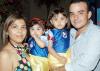 Las pequeñas María José y Ana Claudia Flores Salas, celebraron sus respectivos cumpleaños con una fiesta que les organizaron sus papás.