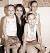 14 de agosto 2005
Sonia Delgado de Arriaga con sus hijas, Luciana, Ivanna y Aitana.