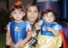 17 de agosto 2005
María José y Ana Claudia Flores Salas, el día de su piñata con su mamá.