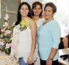 19 de agosto 2005

Norma Chavarría Soto cacompañada por algunas de sus familiares, en la fiesta de canastilla que le organizaron por el futuro nacimiento de su bebé.