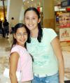Marytere Hinojosa de Téllez con su hijita Marytere Téllez, en reciente festejo