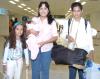 Carlos y Valentina Paredes viajaron a Cancún, los despidieron Arturo y Carlos.